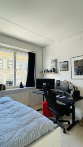 - une chambre avec un lit et un bureau avec un ordinateur dans l'établissement ApartmentInCopenhagen Apartment 1608, à Copenhague