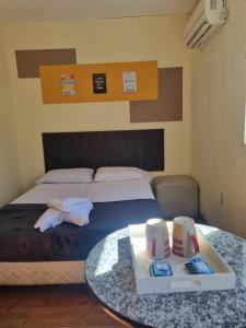 1 dormitorio con cama y mesa con bandeja en Apartamentos Centro en San Salvador de Jujuy