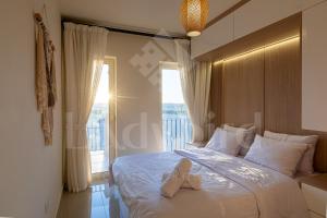 Un dormitorio con una cama con dos zapatos. en Ladybird - Veranda Sunset Retreat en Hurghada