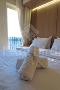 un animal de toallas tirado en una cama en una habitación de hotel en Ladybird - Veranda Sunset Retreat en Hurghada