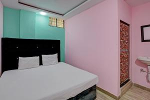 Un ou plusieurs lits dans un hébergement de l'établissement OYO Hotel Gupta