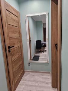 una puerta con espejo en una habitación con mesa en Apartament K&H W Centrum en Tarnów