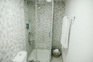 W łazience znajduje się prysznic, toaleta i umywalka. w obiekcie Oporto Cruz - Douro Valley w mieście Baião