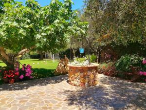 Ein Garten an der Unterkunft Nuraghe Bianco