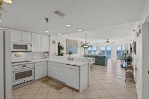 Una cocina o kitchenette en Emerald Isle Unit 903