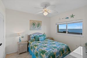 Una cama o camas en una habitación de Emerald Isle Unit 903 75 fotos más