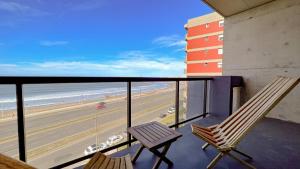 2 sillas en un balcón con vistas a la playa en Semi piso 3 ambientes con vista plena al mar en Constitución en Mar del Plata