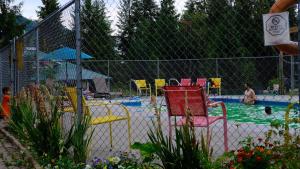 una piscina con sillas y gente en el agua en Clearwater Valley Resort en Clearwater