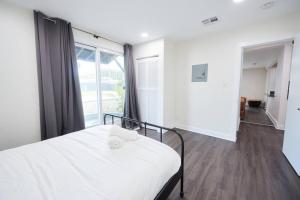 Ένα ή περισσότερα κρεβάτια σε δωμάτιο στο Spacious 4BR Gem with Private Hot Tub