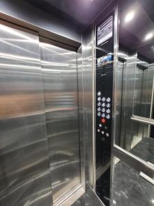 een lift in een gebouw met een lift bij Luminoso Monoambiente II in La Plata