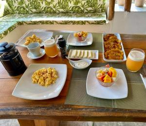 una mesa cubierta con platos de comida y bebida en Hotel Playa Scondida, en Barú