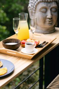 uma mesa de madeira com um prato de comida e uma estátua em Glamping MontdeLuxe em Yopal