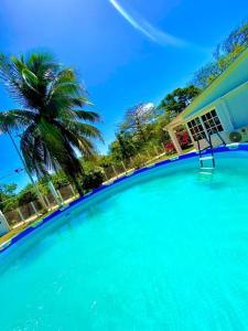 a large pool of blue water next to a house at Casa campestre con piscina y carro in San Andrés