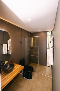 a bathroom with a sink and a shower at Glamping MontdeLuxe in Yopal