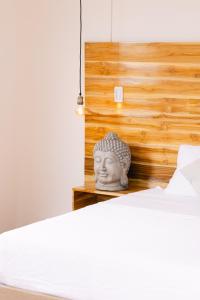 a head statue sitting next to a bed at Glamping MontdeLuxe in Yopal