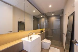een badkamer met een wastafel, een toilet en een douche bij Stunning 1-bed Unit in 56th floor in Southbank! in Melbourne