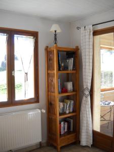 een kamer met een boekenplank en een raam bij At the heart of the Chartreuse regional park in Saint-Pierre-de-Chartreuse