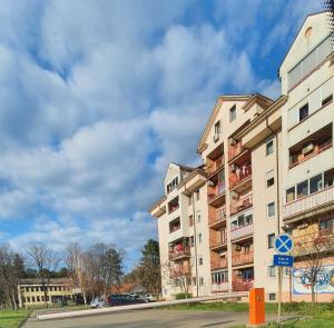 un gran edificio de apartamentos en el lateral de una calle en Apartman Lux K, en Bijeljina