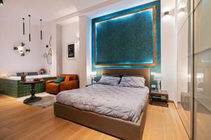 een slaapkamer met een bed en een badkamer met een wastafel bij Superbo Loft radical chic in Quartu SantʼElena