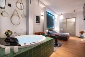 een badkamer met een groot bad in het midden van een kamer bij Superbo Loft radical chic in Quartu SantʼElena