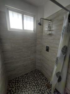 y baño con ducha y ventana. en Posada Santa Elena (1 cama) en Santa María Atlihuetzián