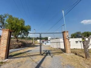 ein offenes Tor mit einem Zaun vor einem Gebäude in der Unterkunft Posada Santa Elena (1 cama) in Santa María Atlihuetzián