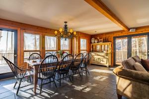 una sala da pranzo con tavolo e sedie di Wapiti Mountain Escape by AvantStay Commanding Views Incredible Home w Hot Tub a Telluride