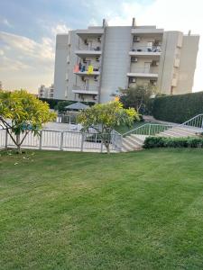 a fence in front of a building with a yard at الشيخ زايد in Sheikh Zayed