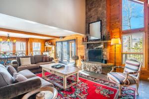 uma sala de estar com um sofá e uma lareira em Wapiti Mountain Escape by AvantStay Commanding Views Incredible Home w Hot Tub em Telluride