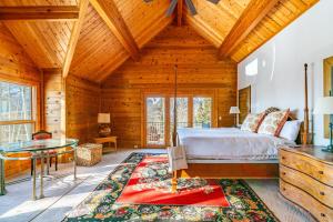 ein Schlafzimmer mit einem Bett und einer Holzdecke in der Unterkunft Wapiti Mountain Escape by AvantStay Commanding Views Incredible Home w Hot Tub in Telluride