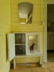 ein Regal mit einem Spielzeugpferd auf einem Zimmer in der Unterkunft Casa Amarilla in Venecia