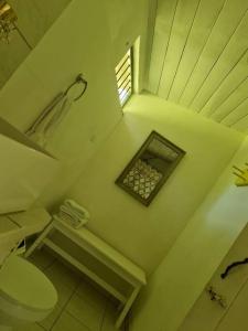 un baño en el ático con aseo y ventana en Casa Amarilla, en Venecia
