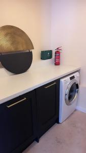 a counter with a washing machine in a room at 3 Bedroom House Near City Centre Glasgow Sleeps 7 in Glasgow