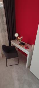 escritorio blanco con silla y espejo en Apartman Sunset, en Osijek