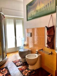 łazienka z toaletą i umywalką w obiekcie A casa di Manu w mieście Isola del Liri