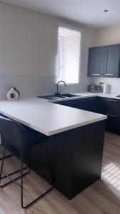 een keuken met een zwart-wit aanrecht bij 3 Bedroom House Near City Centre Glasgow Sleeps 7 in Glasgow