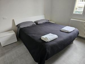 a bedroom with a bed with two towels on it at Appartamento al mare - Punta Marina in Punta Marina