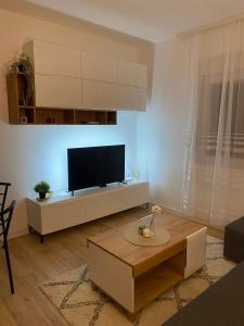 TV a/nebo společenská místnost v ubytování Urban Oasis Apartment