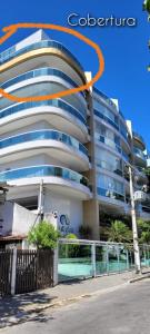 um grande edifício com um círculo laranja à volta em Apartamento Duplex (Cobertura) Praia do Forte em Cabo Frio