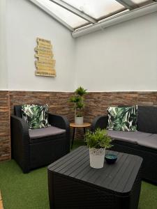 Posezení v ubytování APARTAMENT SARDINA NEAR THE BEACH WITH POOL AND WIFI e