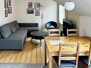 een woonkamer met een bank en een tafel bij Holiday Home Brøddegade III in Gudhjem