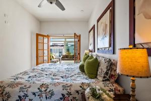 a bedroom with a bed and a lamp at Villa Olivo 45 - Playa Arcangel in Rosarito +33 photos