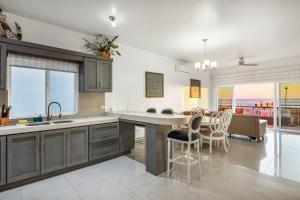 een keuken met een tafel en stoelen en een eetkamer bij Villa 19 - Playa Arcangel in Rosarito