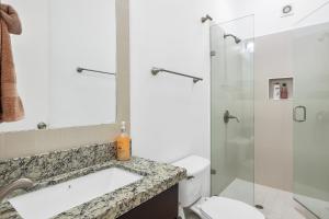 Ένα μπάνιο στο Jr Suite 6 - Playa Arcangel +31 φωτογραφίες