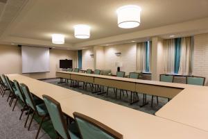 una sala conferenze con tavoli, sedie e un podio di Drury Inn & Suites Cape Girardeau a Cape Girardeau