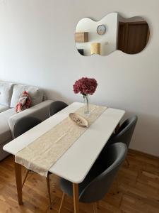 a white table and chairs in a living room at Blue Horizon Apartment Lena in Pržno