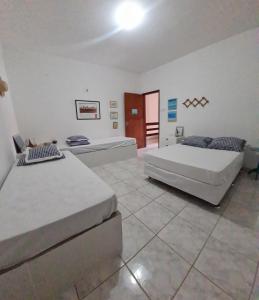 een slaapkamer met 2 bedden in een kamer bij Casa do Bougainvillea Mundaú-Trairi-Ce in Mundaú