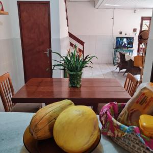 einen Tisch mit einem Teller Essen und einer Schale Bananen in der Unterkunft Casa do Bougainvillea Mundaú-Trairi-Ce in Mundaú