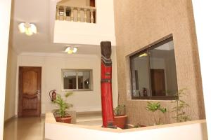 a red pole in the middle of a room with plants at Hotel Residence Flamani in Lomé