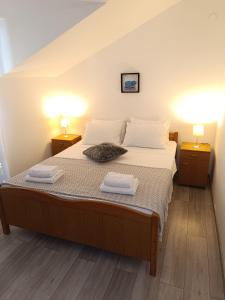 um quarto com uma cama grande e 2 mesas de cabeceira em Antonia Apartments em Trogir